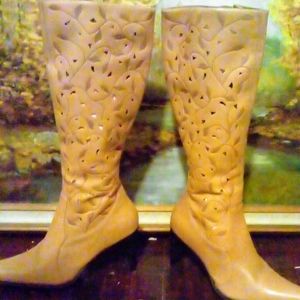 Mia boots size 8/12 leather balance in like new condition